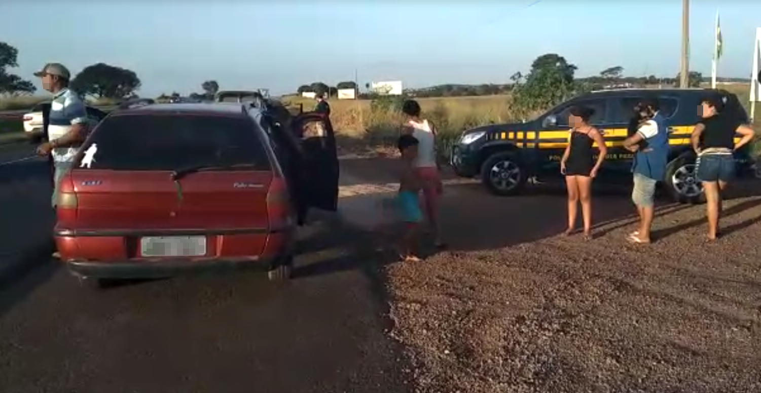 Motorista foi multado e passageiros só prosseguiram depois que condutor em outro carro compareceu para buscá-los (Foto: PRF)