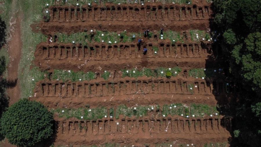 Vista aérea do cemitério da Vila Formosa, em São Paulo, o maior da América Latina, em março (Foto: Nelson Almeida/AFP)