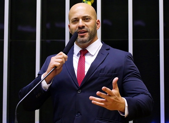 PGR enviou parecer favorável à manutenção de medidas cautelares. Moraes multa Daniel Silveira e mantém obrigação de uso de tornozeleira