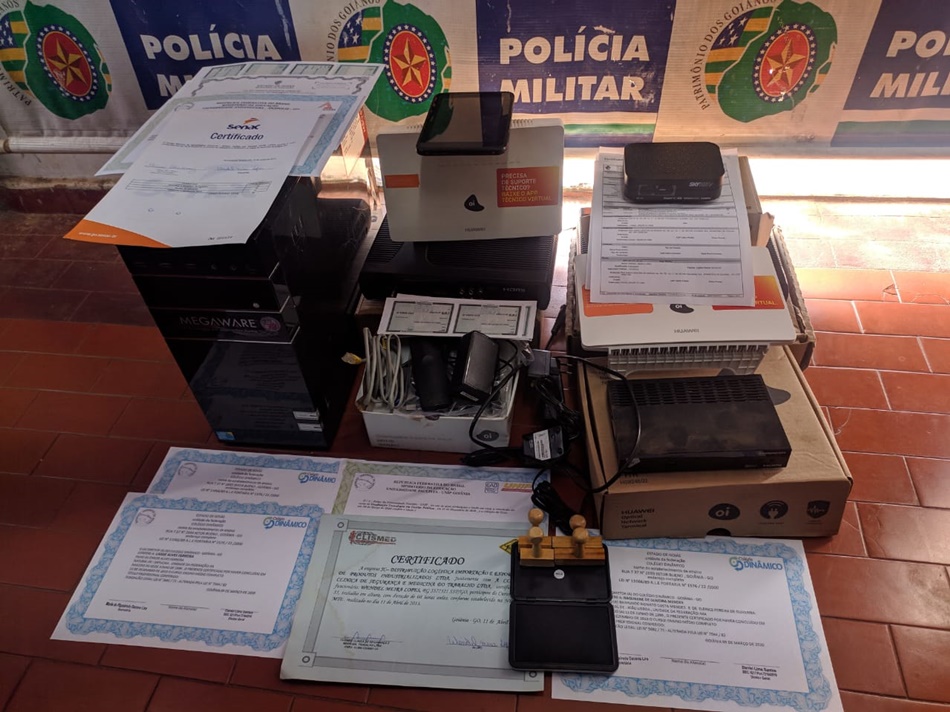 Diplomas e documentos apreendidos