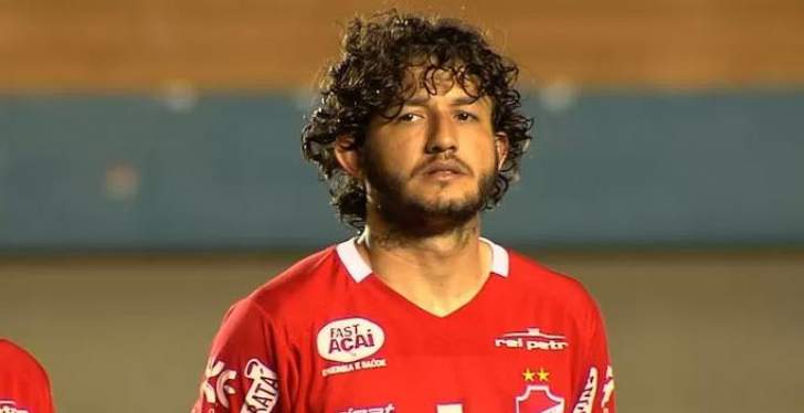 O Vila Nova venceu ação trabalhista e ex-meia do clube em 2016, Fernando Neto, terá de pagar R$ 40 mil à Justiça. (Foto: reprodução)