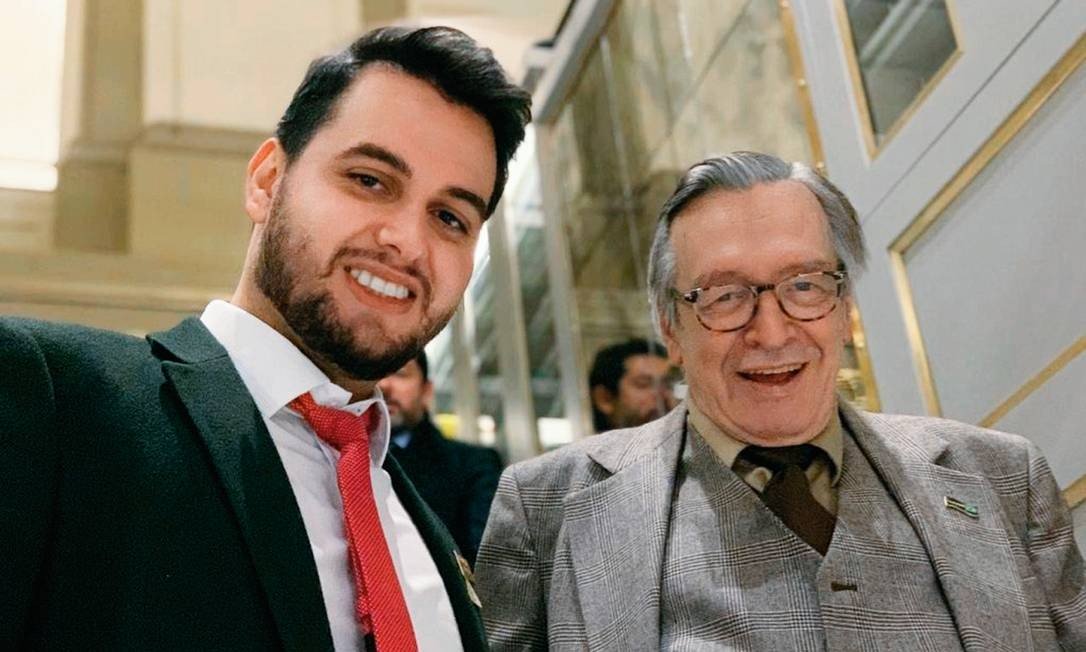 Filipe Martins (à esquerda) e Olavo de Carvalho, frequentes conselheiros do filho do presidente. Foto: Reprodução