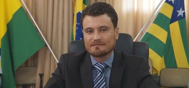 Sem flagrante, vereador se apresenta por homicídio em Mara Rosa e é liberado