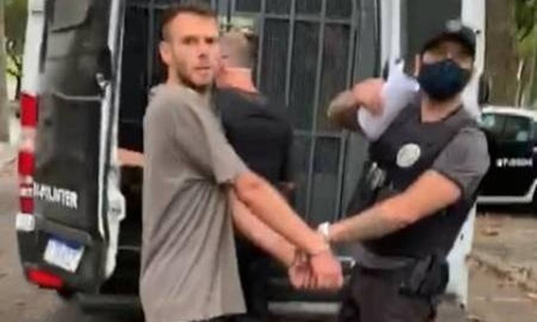 Igor ao ser conduzido pela polícia no último domingo Foto: Reprodução
