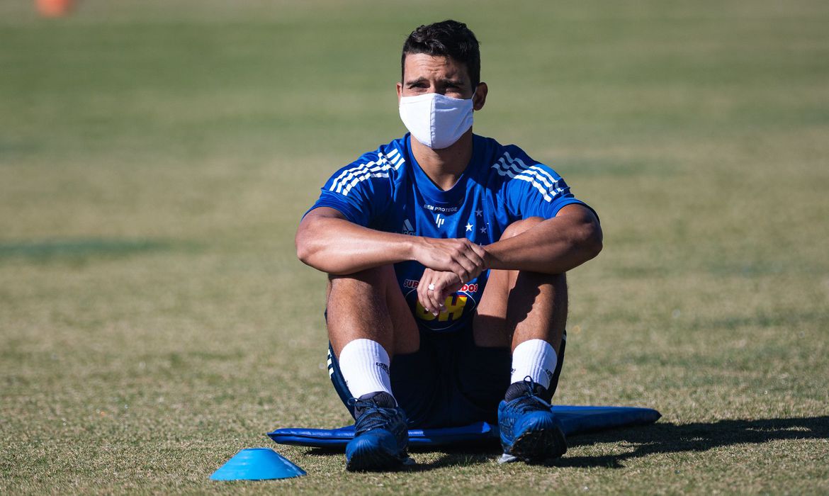 O volante Jean, do Cruzeiro, testou positivo para o coronavírus. Em nota, o clube disse que o atleta iniciou o período de isolamento em casa. (Foto: Bruno Haddad/Cruzeiro)