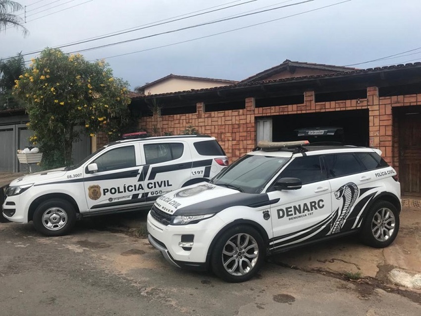 Viaturas da Denarc e Polícia Civil