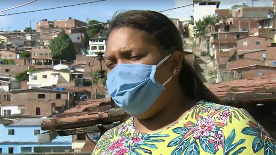 A mãe do menino Miguel, Mirtes Renata, possui um cargo na Prefeitura de Tamandaré comandada pelo patrão e prefeito Sérgio Hacker e não sabia (Foto: reprodução/TV Globo)