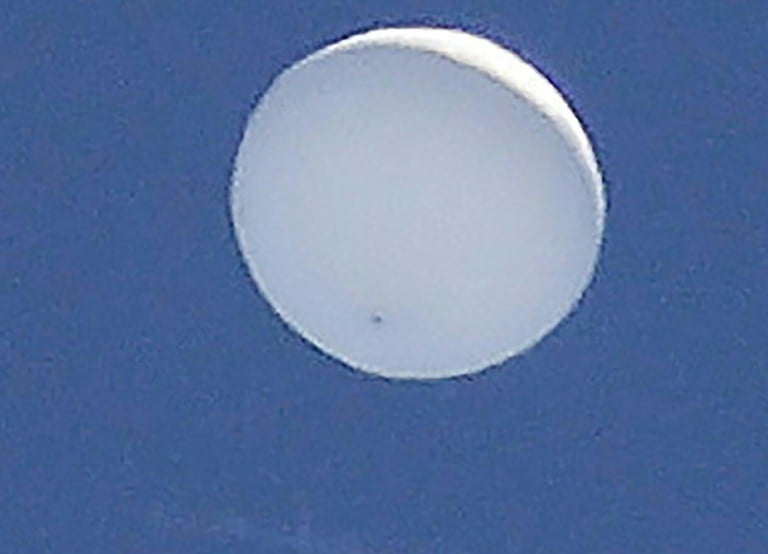 Objeto voador não identificado sobrevoa o Japão; imagem gerou até questionamentos em coletiva do governo (Foto: Redes Sociais)