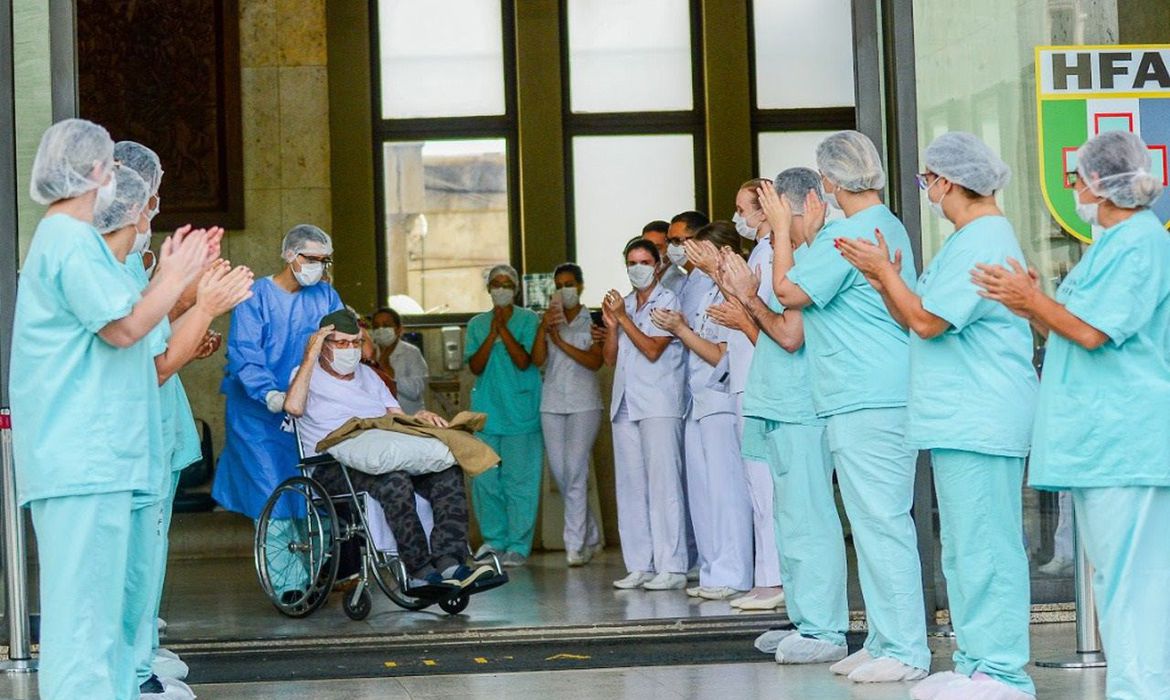 o senhor Ermando Piveta, de 99 anos, ex-integrante da Força Expedicionária Brasileira (FEB), recebeu alta da COVID-19 no Hospital das Forças Armadas (HFA). Foto: CB Estevam/CCOMSEX