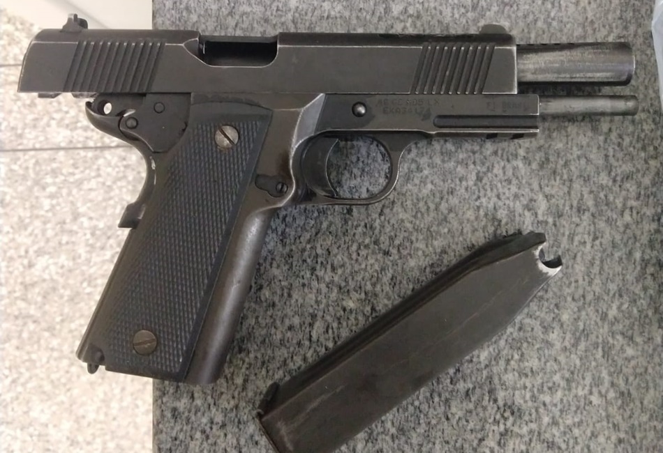 Suspeitos são presos por roubo de veículo, tráfico de drogas e posse ilegal de armas