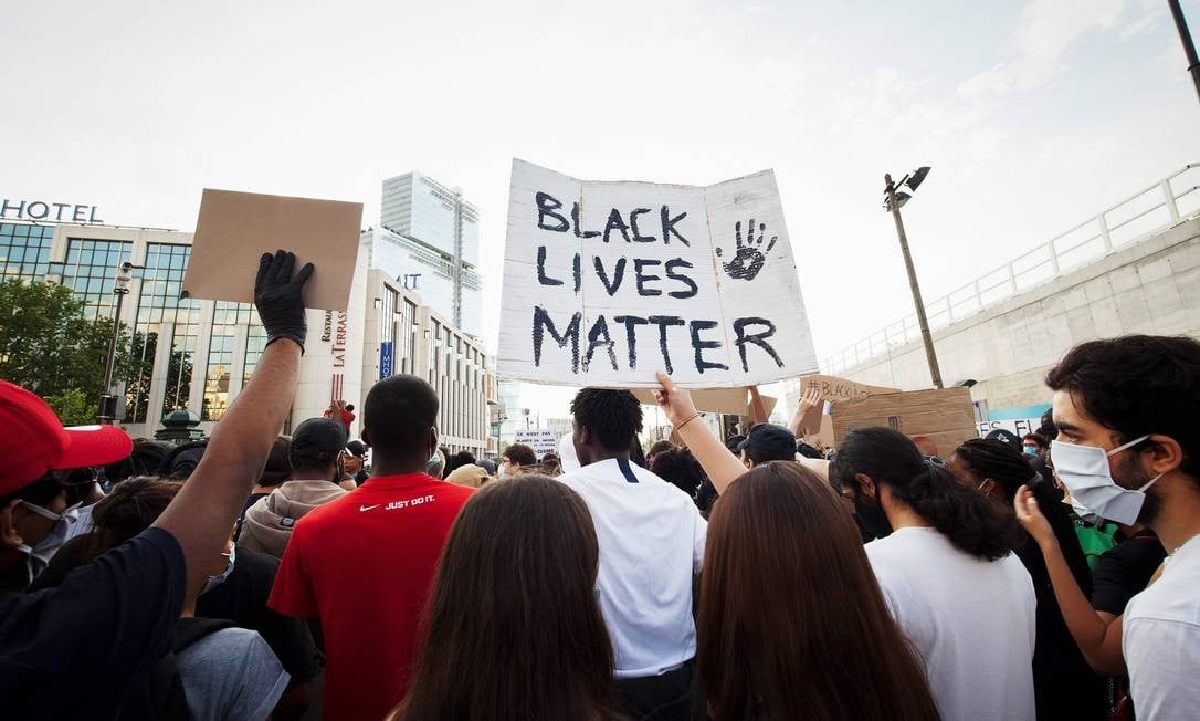 Manifestantes protestam contra a violência policial em Paris Foto: MICHEL RUBINEL / AFP/02-06-2020