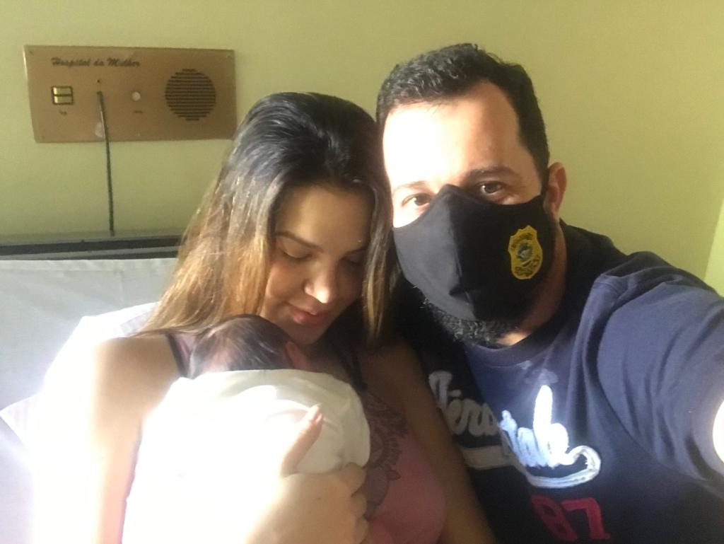 Ricardo Vilaverde e a esposa, Priscilla, já na maternidade, com Clarice no colo