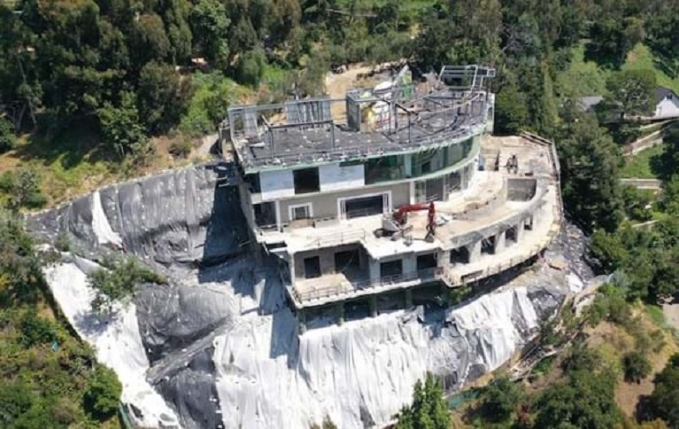 Pai de Gigi e Bella Hadid é obrigado a demolir casa de 50 milhões de dólares