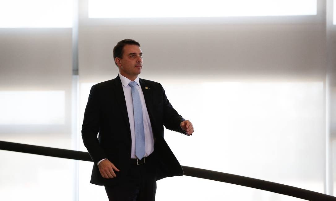 Flávio Bolsonaro declarou à Receita 'doações em espécie' de R$ 733 mil para a mãe em 2010