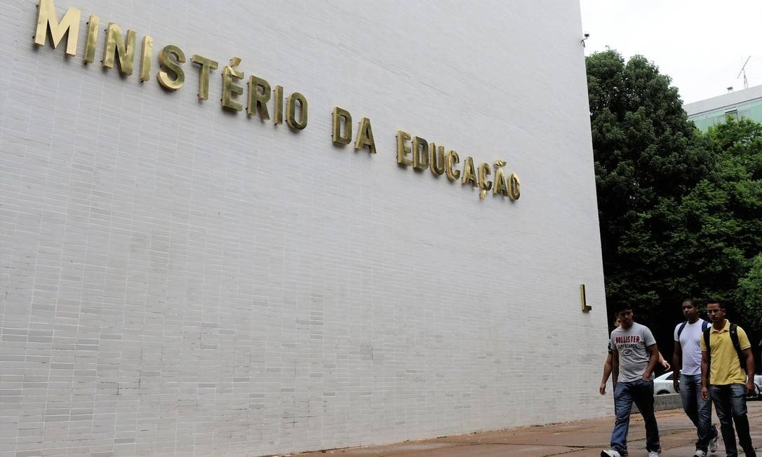 Bolsonaro já estuda nomes para assumir Educação no lugar de Decotelli