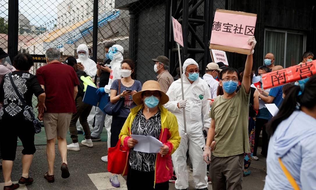 O número de casos registrados da Covid-19 chegou a 8 milhões nesta segunda-feira, de acordo com o levantamento da Universidade Johns Hopkins, dos Estados Unidos. (Thomas Peter/Reuters)