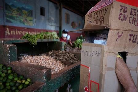 Idosa faz casa de papelão para se proteger da covid-19