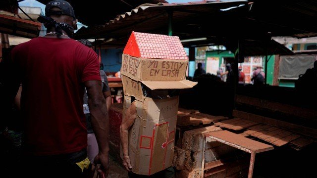 Idosa aposentada faz casa de papelão para se proteger da covid-19