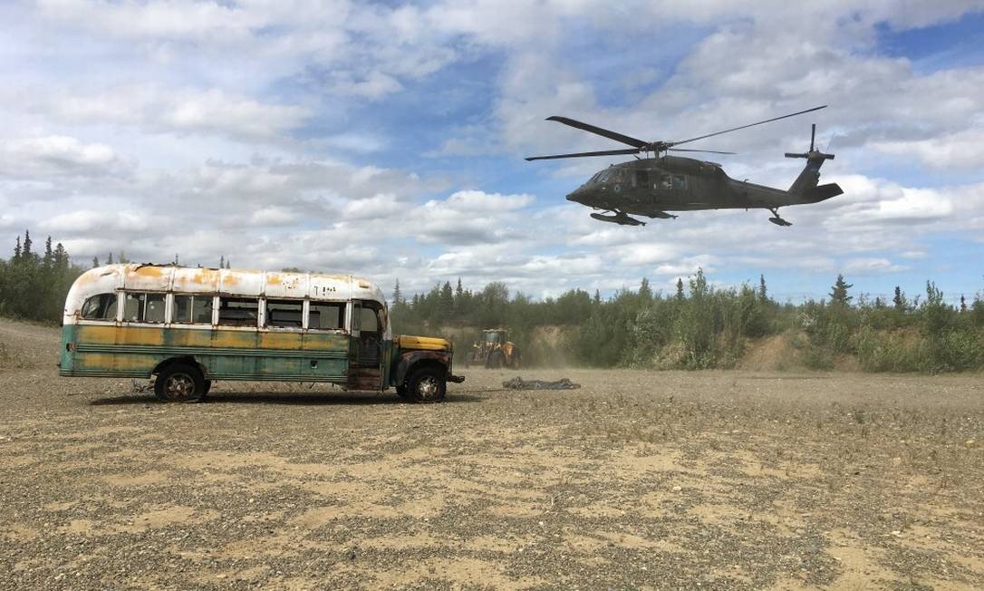 Ônibus de 'Na natureza selvagem' é removido do deserto por helicóptero