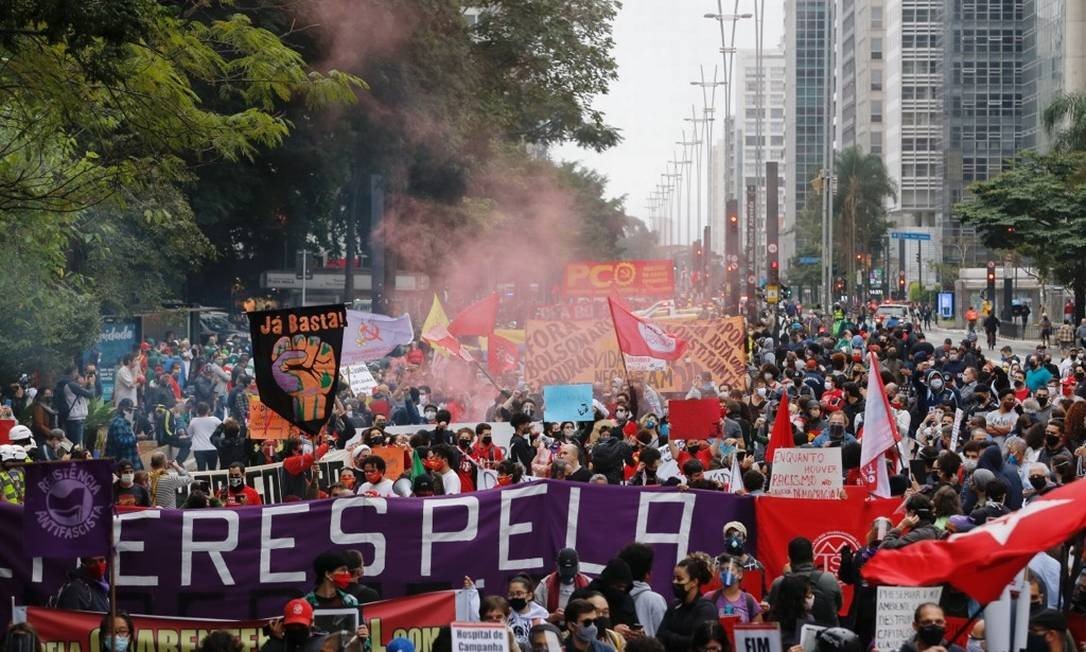 Torcidas organizadas e movimentos contra o racismo fazem manifesto na Av.Paulista pela democracia e contra o governo (Foto: Edilson Dantas/Agência O Globo)