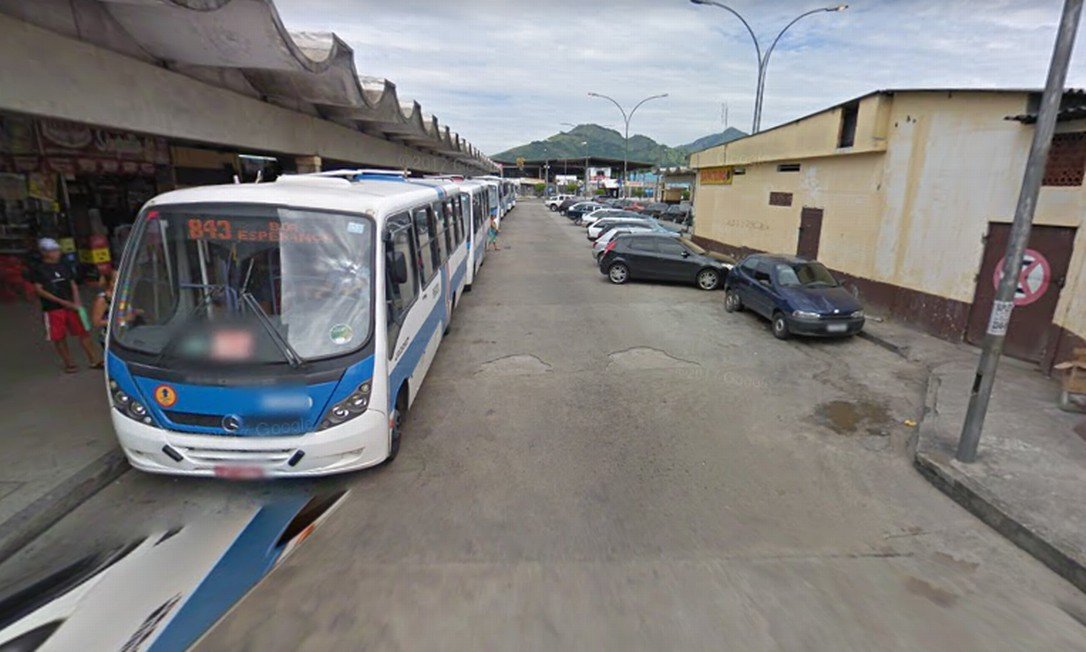 Mãe e filha foram presas suspeitas de matar namorado da jovem no Rio de Janeiro. O crime ocorreu no dia 14 de janeiro (Foto: Google Street View)