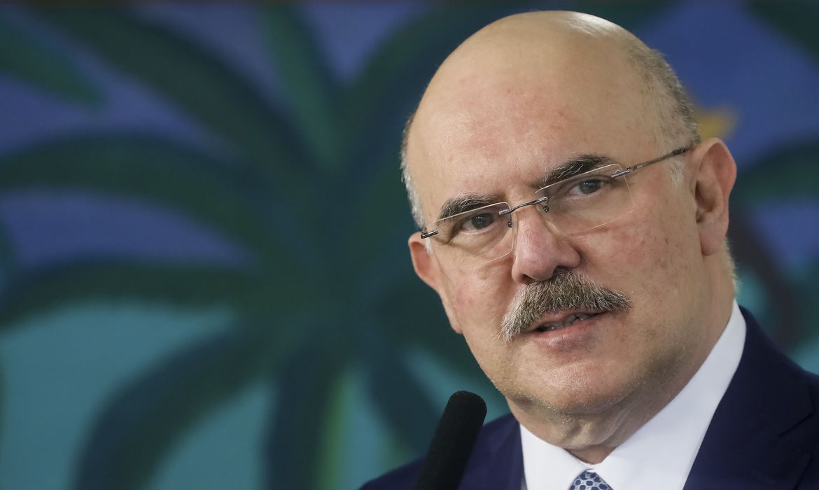 'Não tem esse negócio de ensinar você nasceu homem, pode ser mulher', diz ministro da Educação