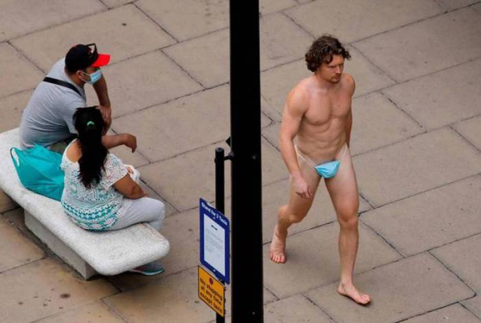 Em Londres, homem usa máscara para cobrir partes íntimas