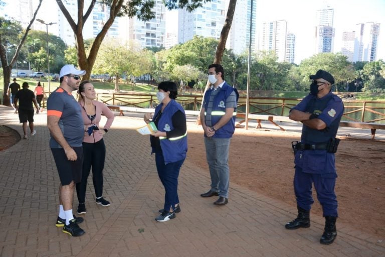 Fiscais da Anvisa e GCMs orientam casal sobre uso de máscaras (Foto: divulgação/Prefeitura)