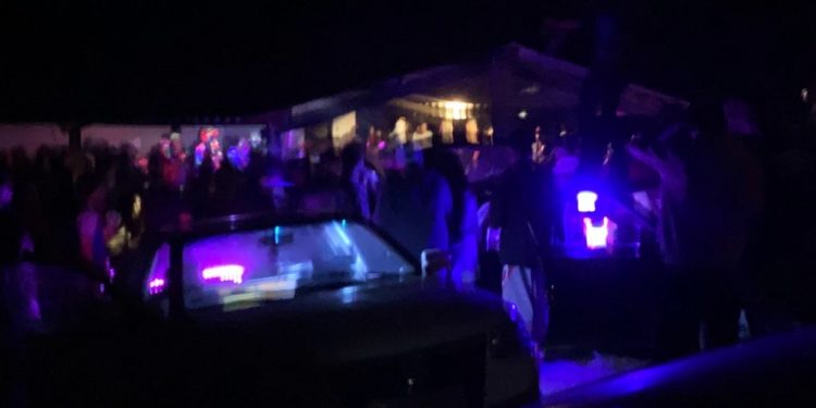 A PM encerrou, na madrugada deste sábado (11), uma festa clandestina com cerca de 300 pessoas, som automotivo e drogas em Anápolis.