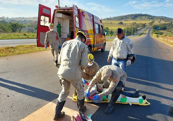 Motos colidem na GO-080 e três pessoas ficam feridas