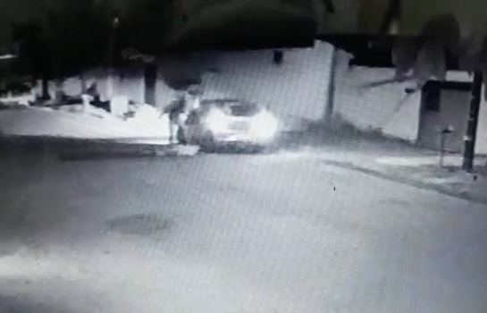 Imagens de câmeras de segurança mostram momento em que motorista é arrancado do volante e morto a facadas (Foto: Reprodução)