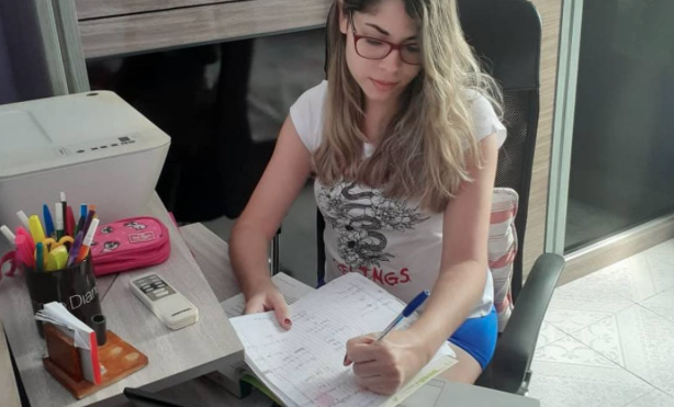 A universitária Vanessa Castro precisou adiar os planos da formatura e da entrada na residência em Enfermagem Foto: Arquivo pessoal