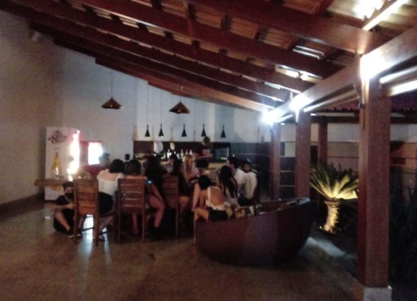 Foto da turma que participava da festa no motel de Aparecida. Foto: divulgação/Prefeitura de Aparecida