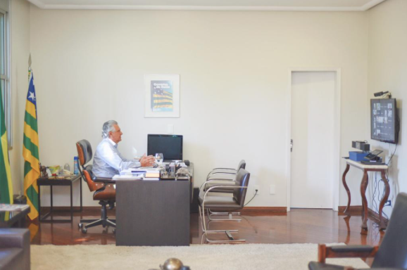 Governador Ronaldo Caiado (DEM), em videoconferência com empresários, prefeitos e representante dos poderes (Foto: Governo do Estado)