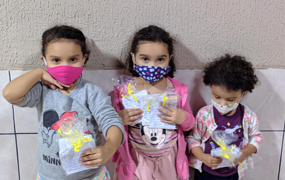 Laura Matos, Luíza e Maria Cecília: mais de 50 cartinhas e muito amor distribuído na pandemia (Foto: Arquivo pessoal)