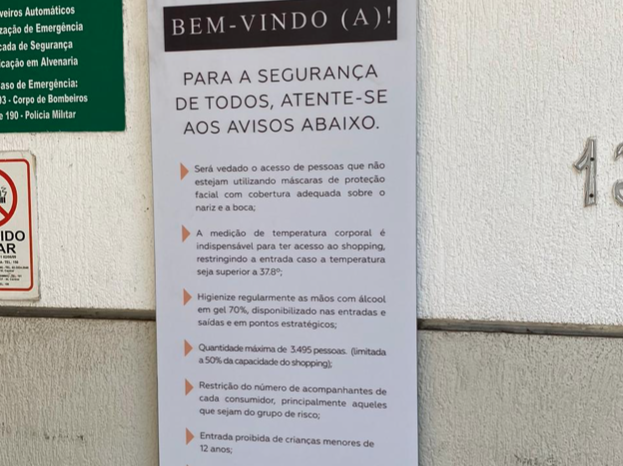 Aviso afixado na entrada do Goiânia Shopping (Foto: Divulgação)
