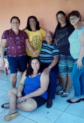 As irmãs posam ao lado do pai em foto de família; a esquerda (de blusa roxa), Zileide; sua irmã que também foi hospitalizada pela Covid-19 (de amarelo); Zemilda, que morreu após complicações da doença, está sentada no chão (de azul)