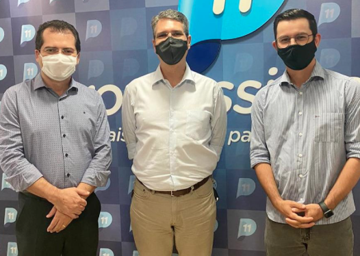 Deputado Francisco Júnior (PSD) ao lado do vereador Oseias Varão e do presidente municipal do PP, deputado estadual Rafael Gouveia (Foto: Divulgação)