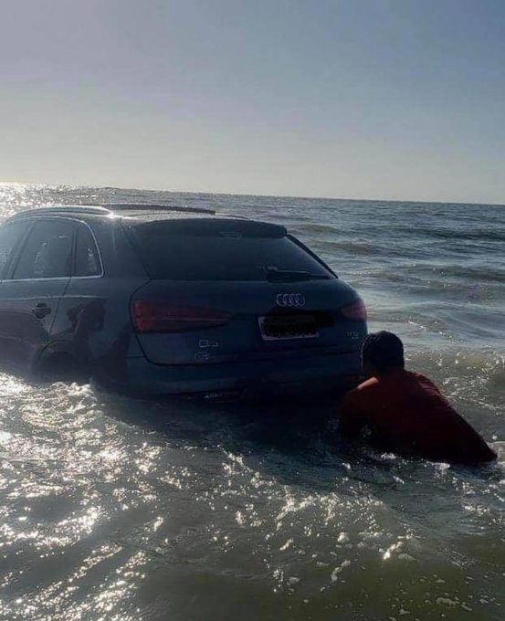 Dois carros de luxo avaliados em mais de R$ 100 mil cada atolaram por volta de 6h da manhã de ontem na praia de Atalaia, em Salinópolis, Pará. (Foto: reprodução)