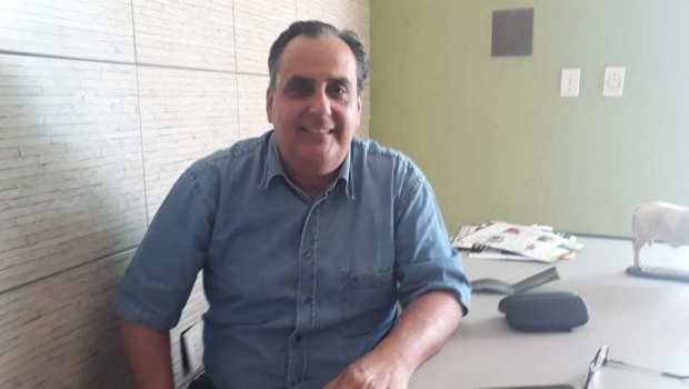 Ex-vendedor de laranjinha tenta quebrar polarização política em Catalão