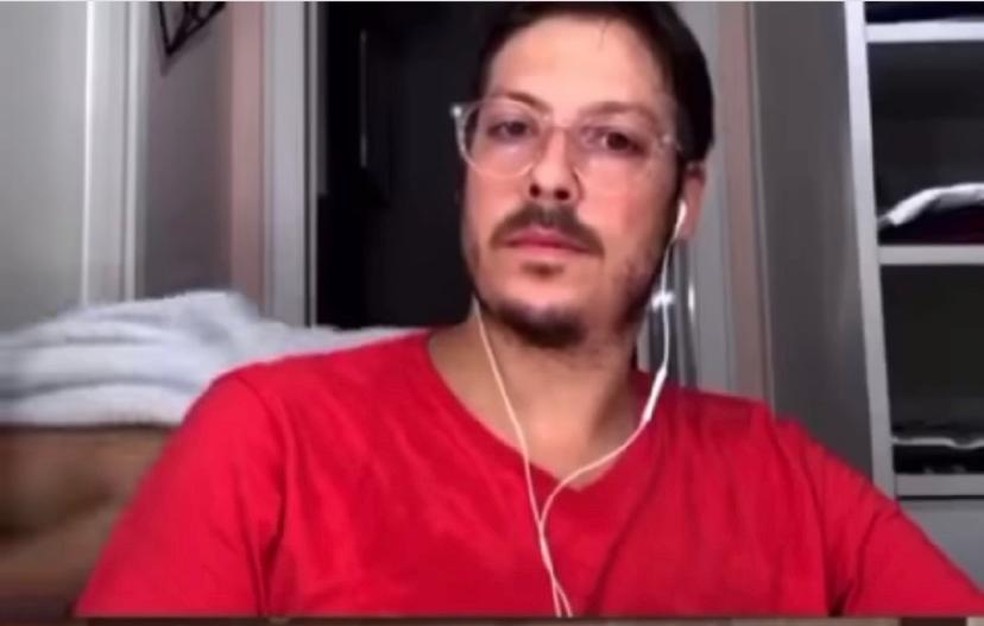 Esposa de Fábio Porchat aparece só de toalha em live do marido