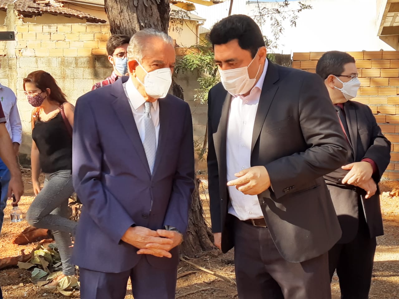 Iris Rezende ao lado do secretário municipal de Educação, Marcelo Ferreira (Foto: Samuel Straioto)