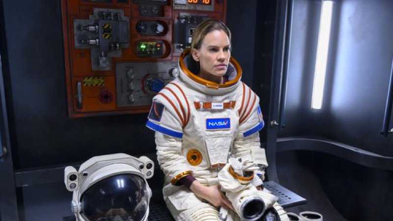 Netflix divulga teaser de "Away", nova série com Hilary Swank