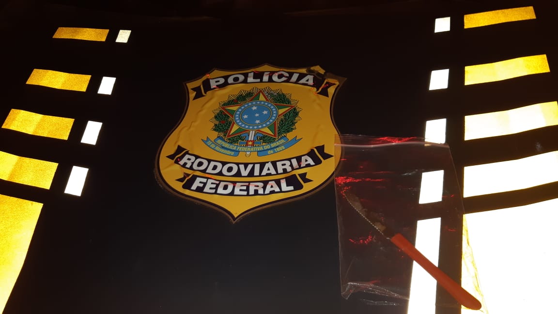 Faca apreendida com suspeito que tentou esfaquear policial