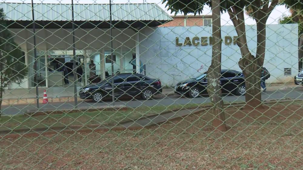 Registro da presença do Gaeco no Lacen-DF (Foto: reprodução/Internet)