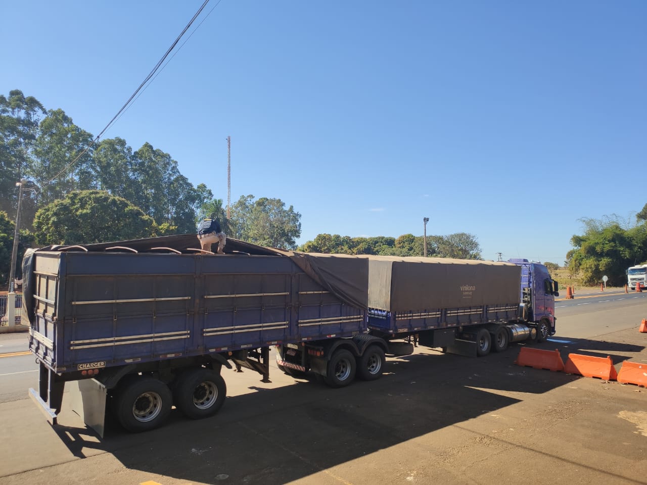 Polícia apreende carreta carregada com madeira irregular; vídeo