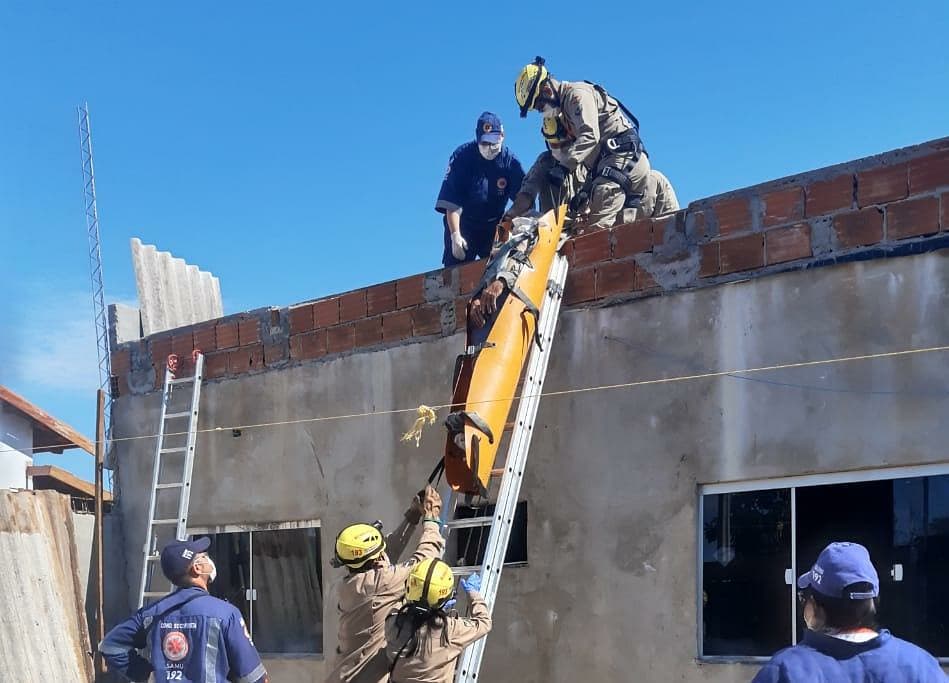 Bombeiros resgatam idoso que convulsionou em uma laje