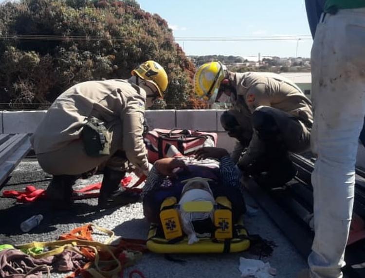 Bombeiros resgatam homem que levou choque elétrico em Águas Lindas
