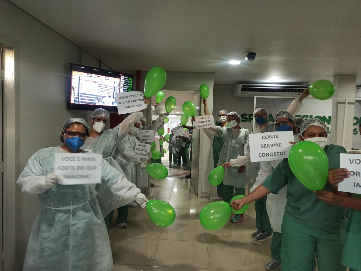 Comemoração por alta de paciente curado (Foto: divulgação/Governo)