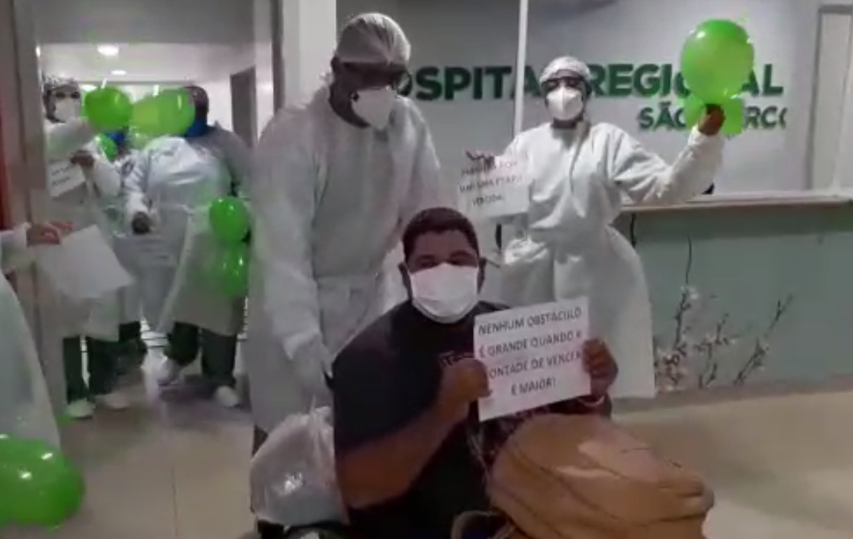 Equipe de saúde celebrou alta do paciente (Foto: divulgação)